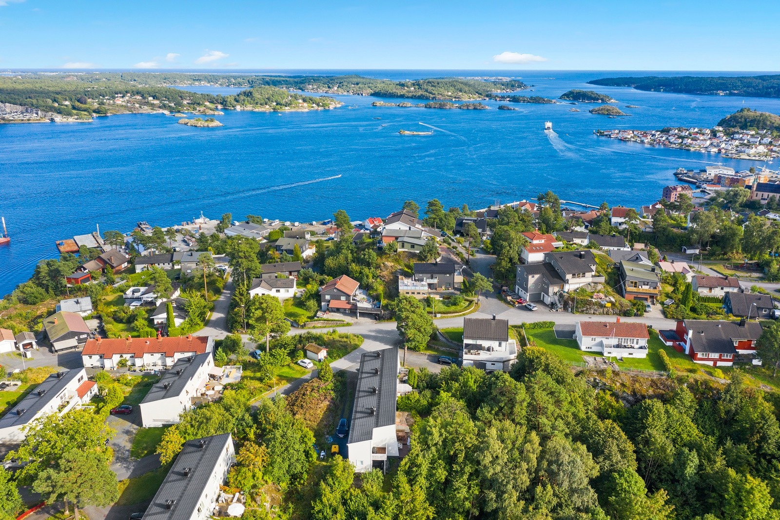 Det tar ca. 4 minutter med bil ned til Kragerø sentrum og ca. 3 minutter til Spar Kirkebukta. Galleribilde