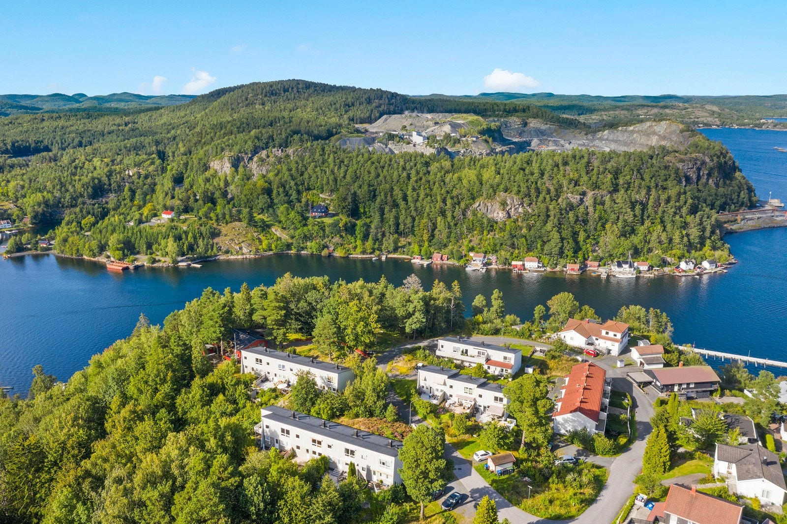 Kort vei til sentrum, lekeplass og stadion, samtidig som du bor i et rolig og trygt område. Galleribilde