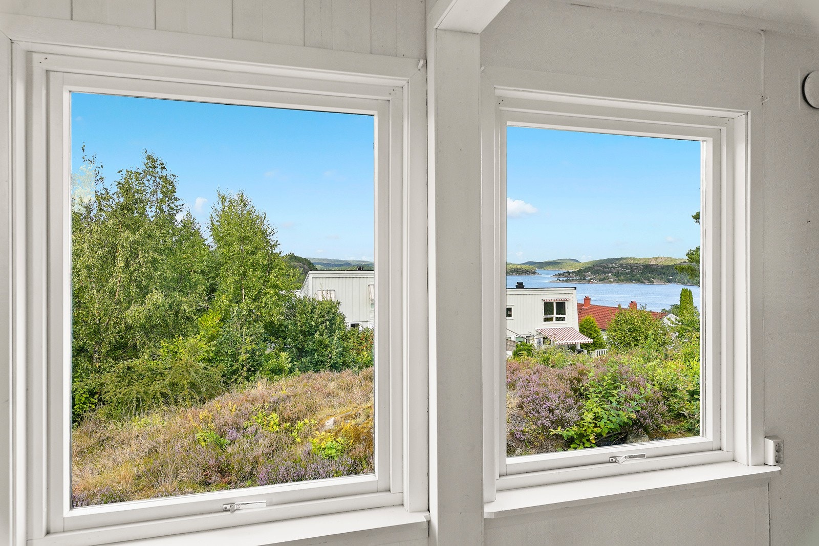 Store vinduer som slipper inn rikelig med lys inn til kjøkkenet. Galleribilde