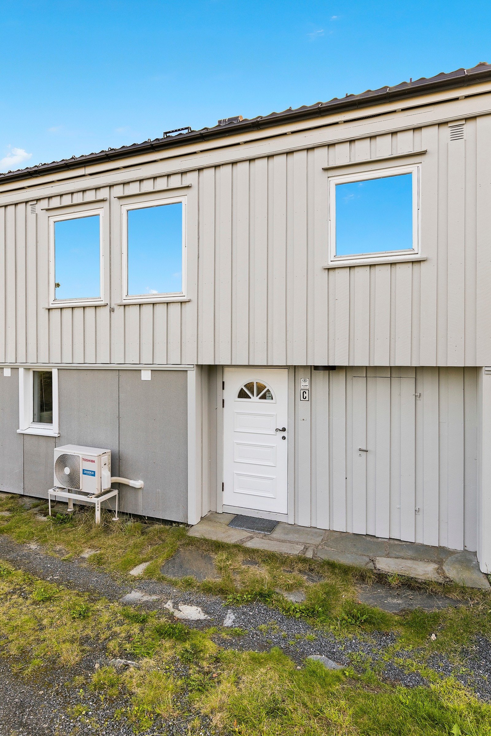 Inngangspartiet til boligen, med egen inngang til boden. Galleribilde