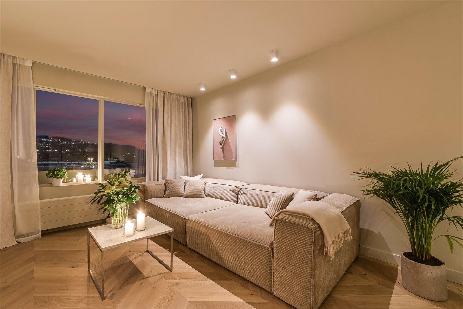 Moderne belysning med dimbare spotter over sofa og kjøkken. Galleribilde