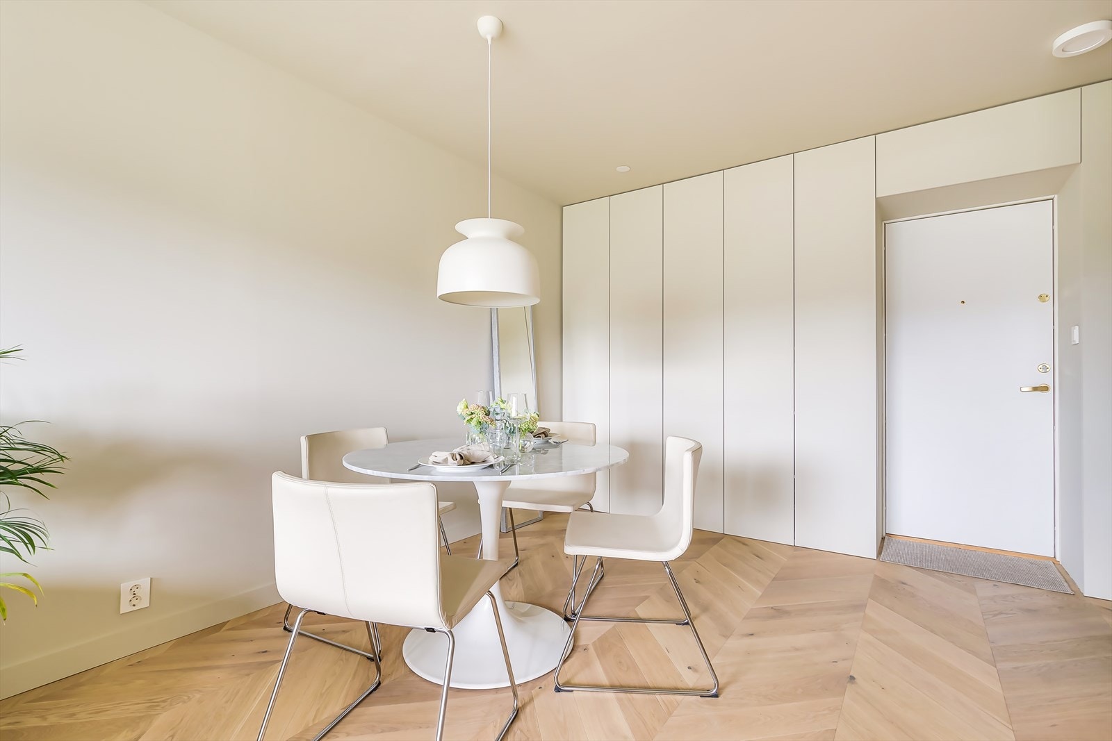 Legg merke til garderobeskapene som er bygget rundt inngangsdøren! Her finnes mye verdifull lagringsplass, og skapene blender fint inn med resten av interiøret. Galleribilde