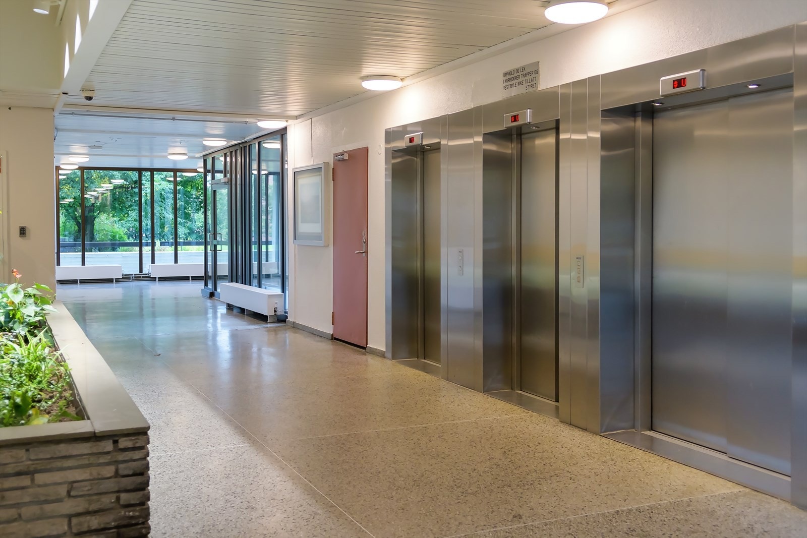 Borettslaget har velholdte fellesarealer både ute og inne. Galleribilde