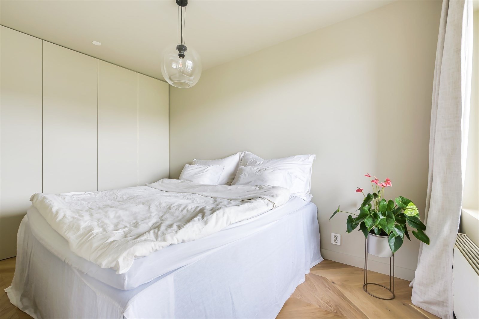På soverommet er det også rikelig med oppbevaringsplass i stort garderobeskap. Galleribilde