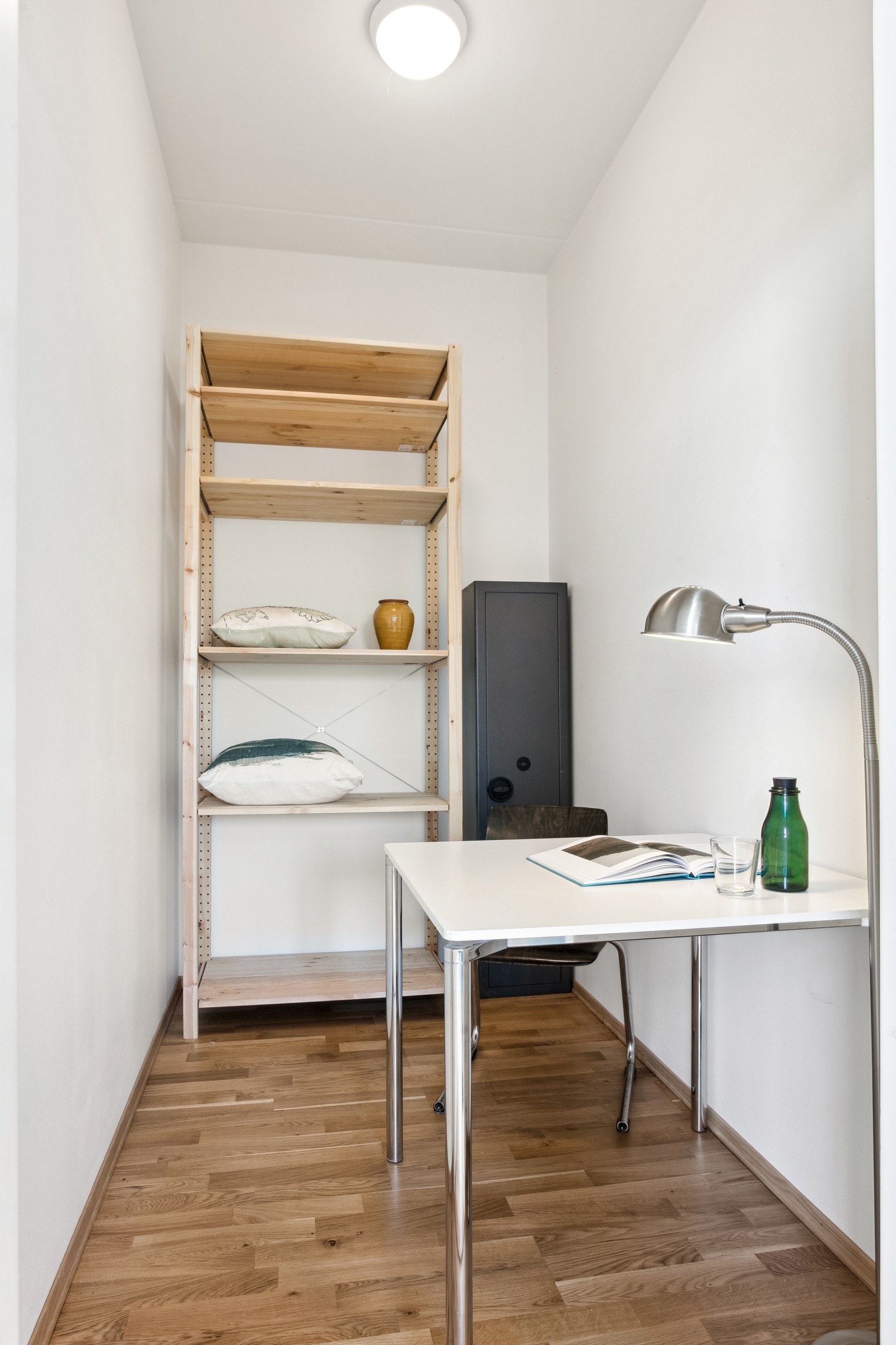 Innvendig bod/kontor fra stue Galleribilde