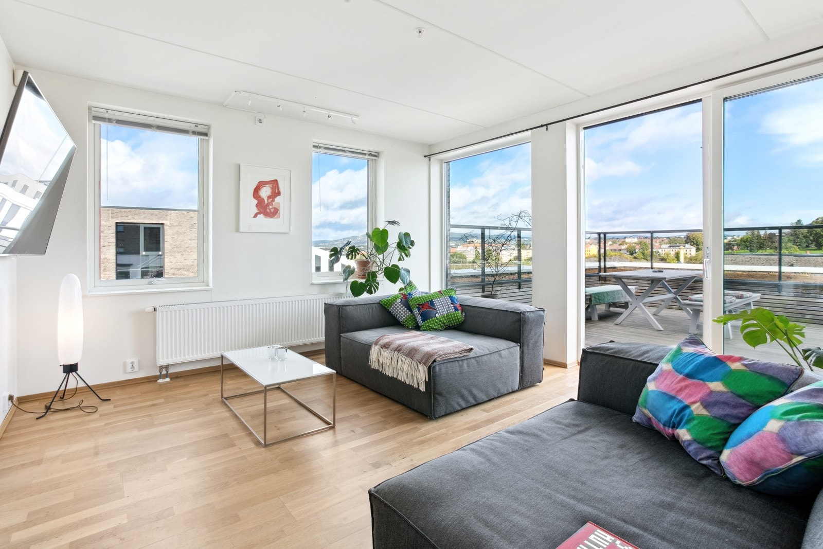 Lys stue med store vindusflater Galleribilde