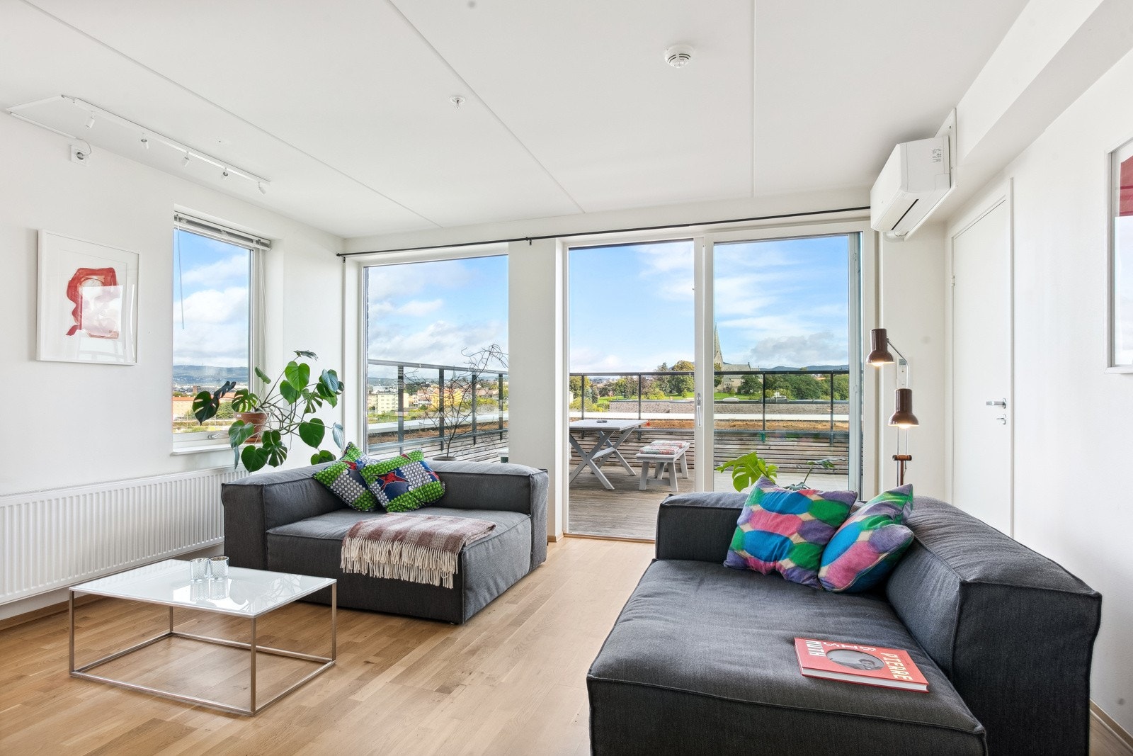 Lys og tiltalende terrasseleilighet med mye naturlig lys og flott utsikt Galleribilde