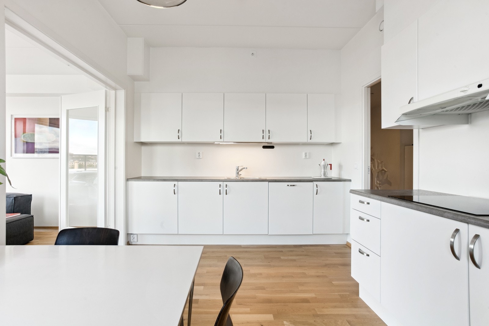 Kjøkken - godt med skap- og benkplass Galleribilde