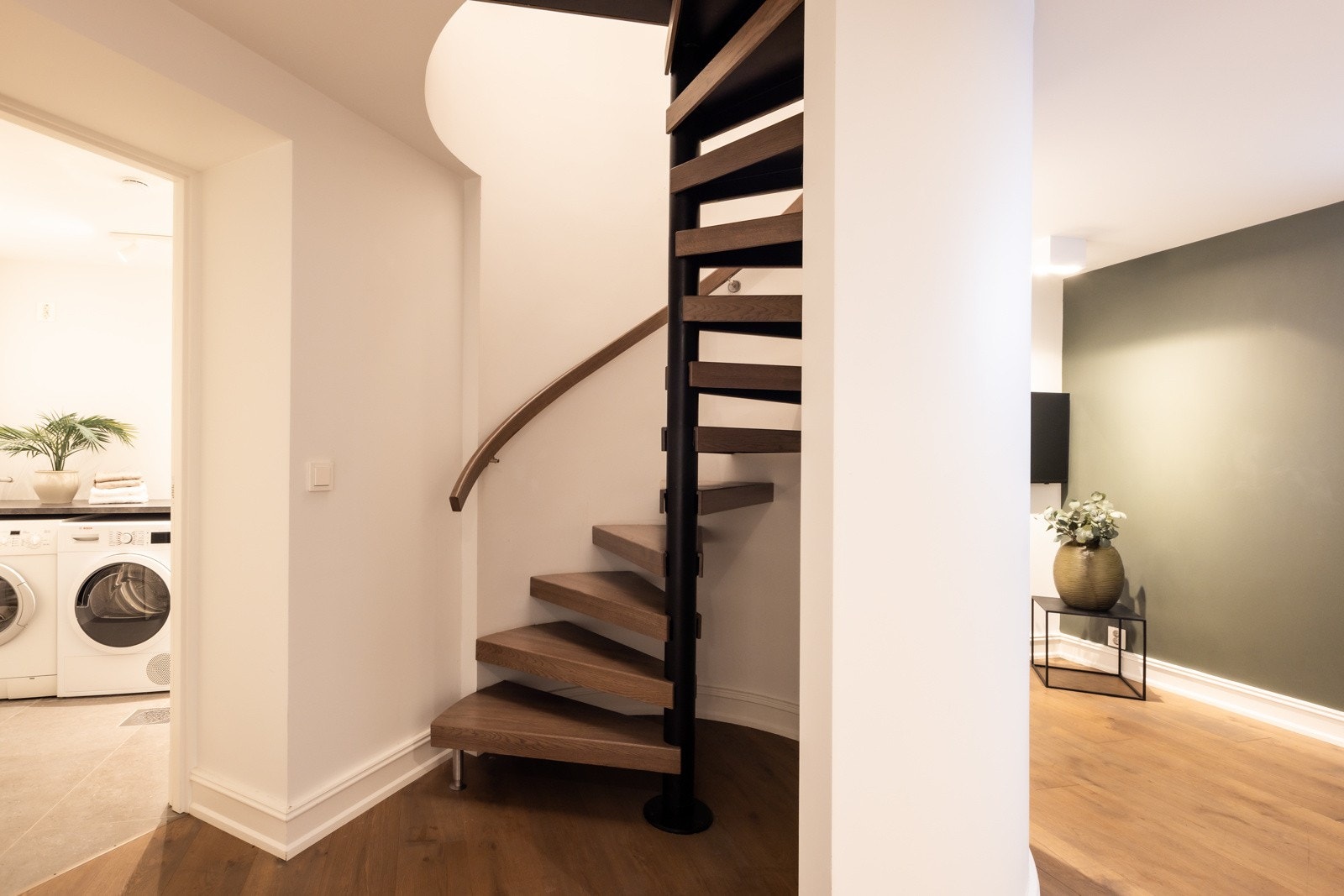 Når du kommer ned har du et vaskerom på høyre hånd. (Byggemeldt som bod, men har sluk og tilfredstiller kravene til et vaskerom). Galleribilde