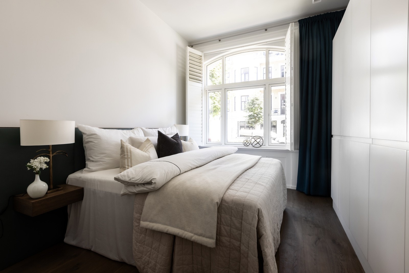 Stort og romslig soverom med god plass til dobbeltseng. Galleribilde