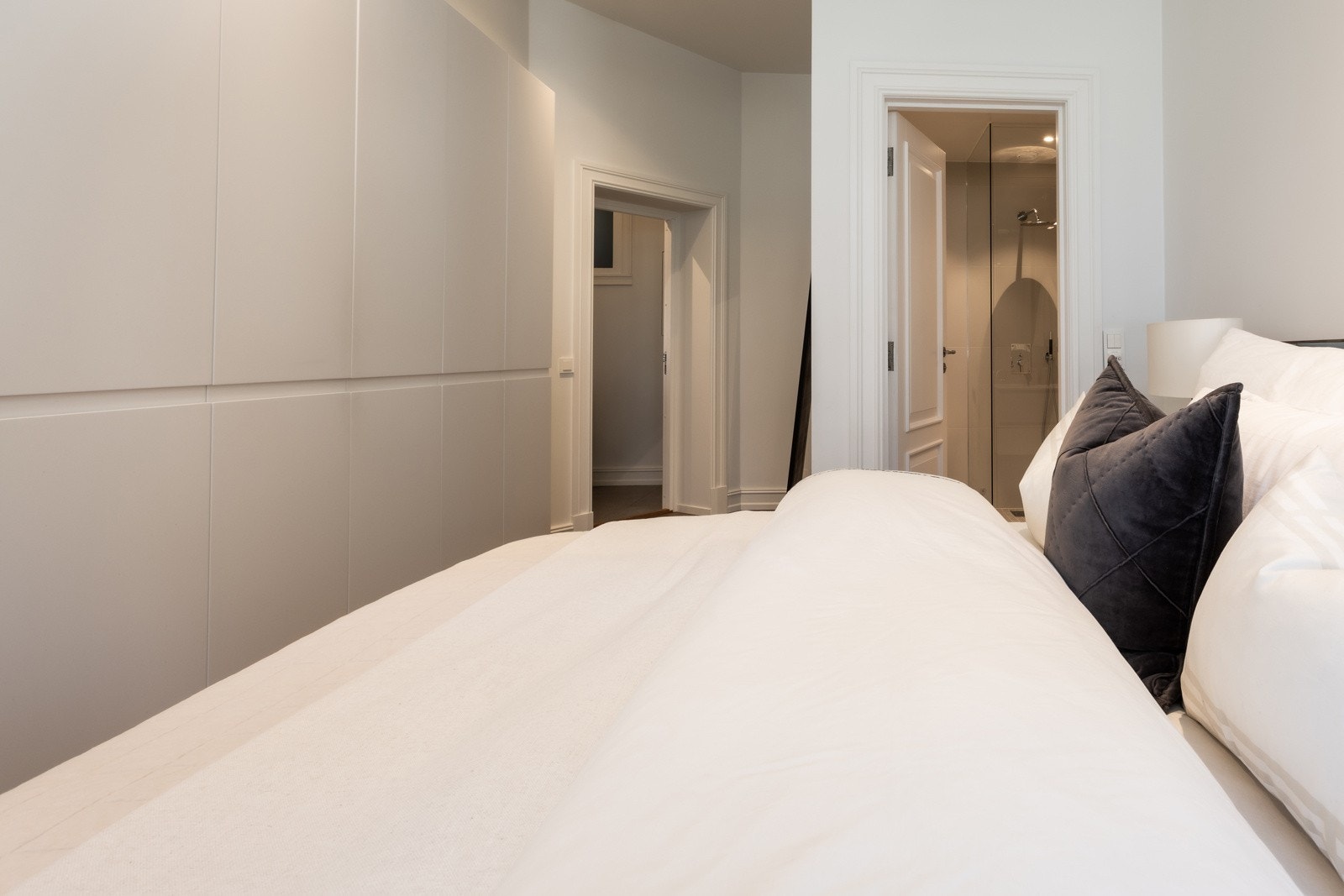 På venstre hånd er det massiv lagringsplass i garderobeskap. Galleribilde