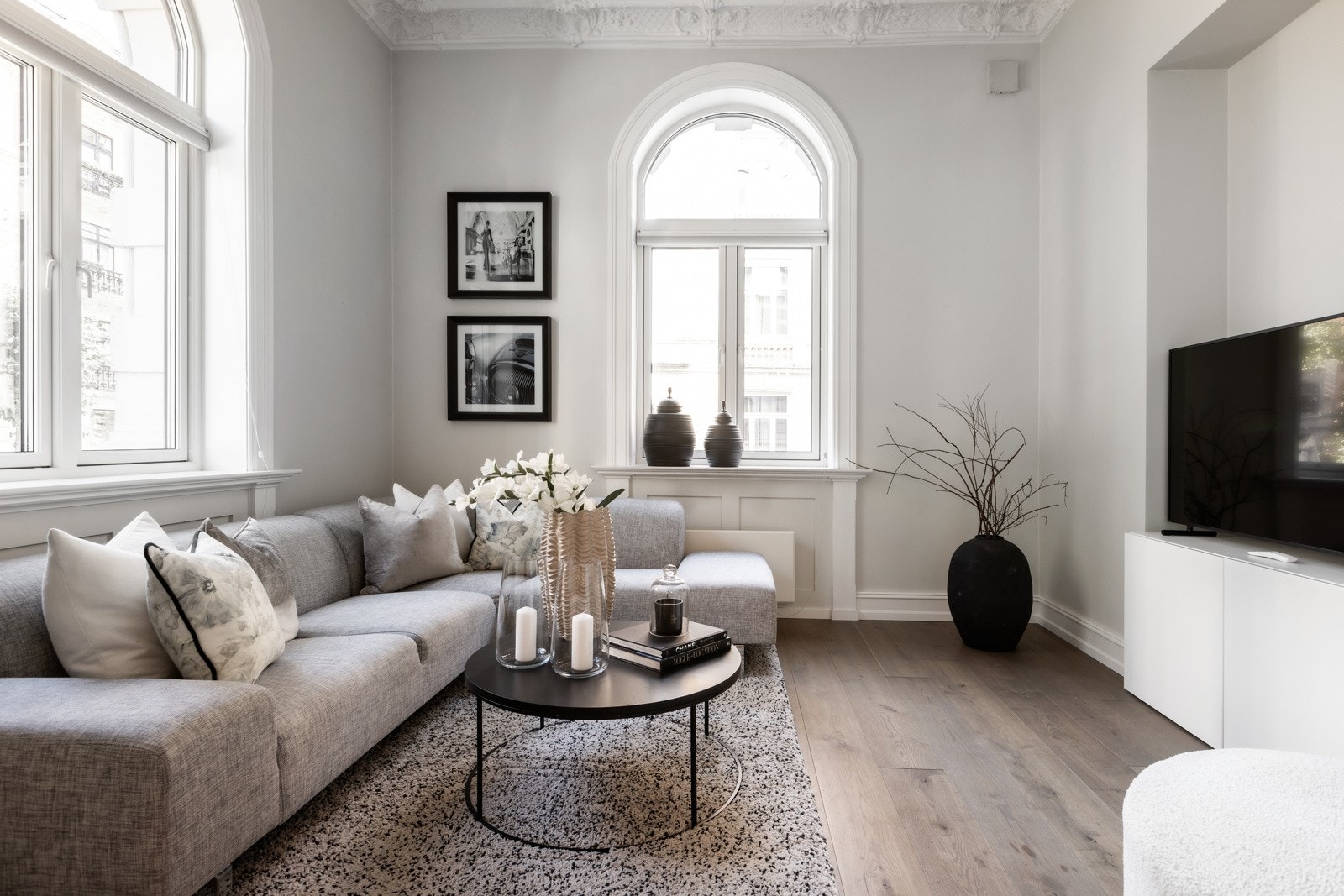 God takhyøde, buede vinduer og god plass til sofa med tilhørende møblement. Galleribilde