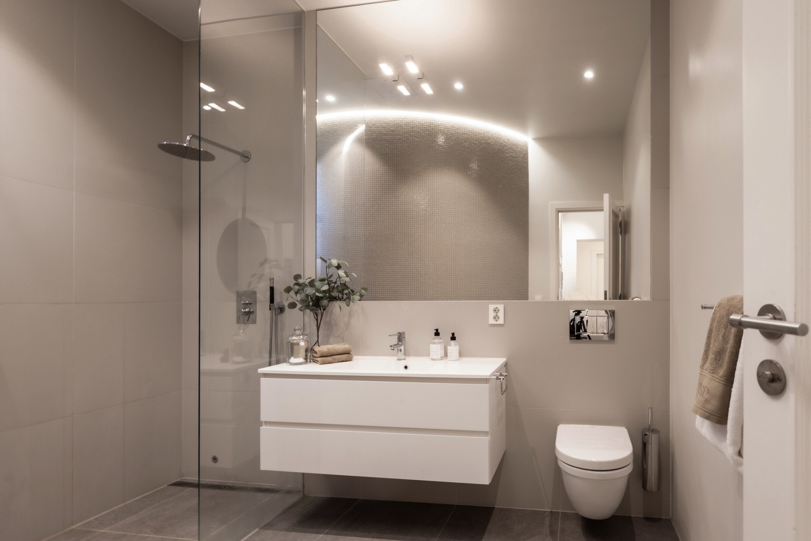 Dette badet er også pusset opp i 2017 med stor dusjnisje. Galleribilde