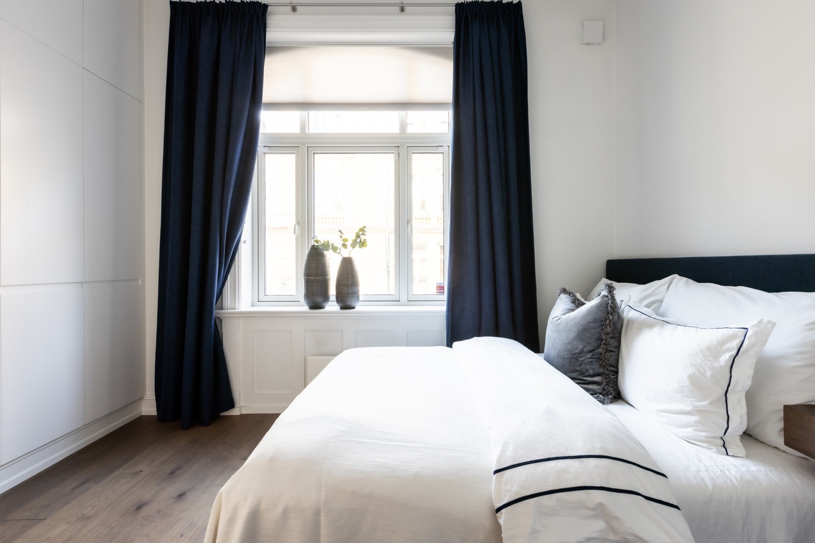 Soverommet har flott plassbygd garderobeinnredning på venstre hånd som strekker seg fra gulv til tak. Galleribilde