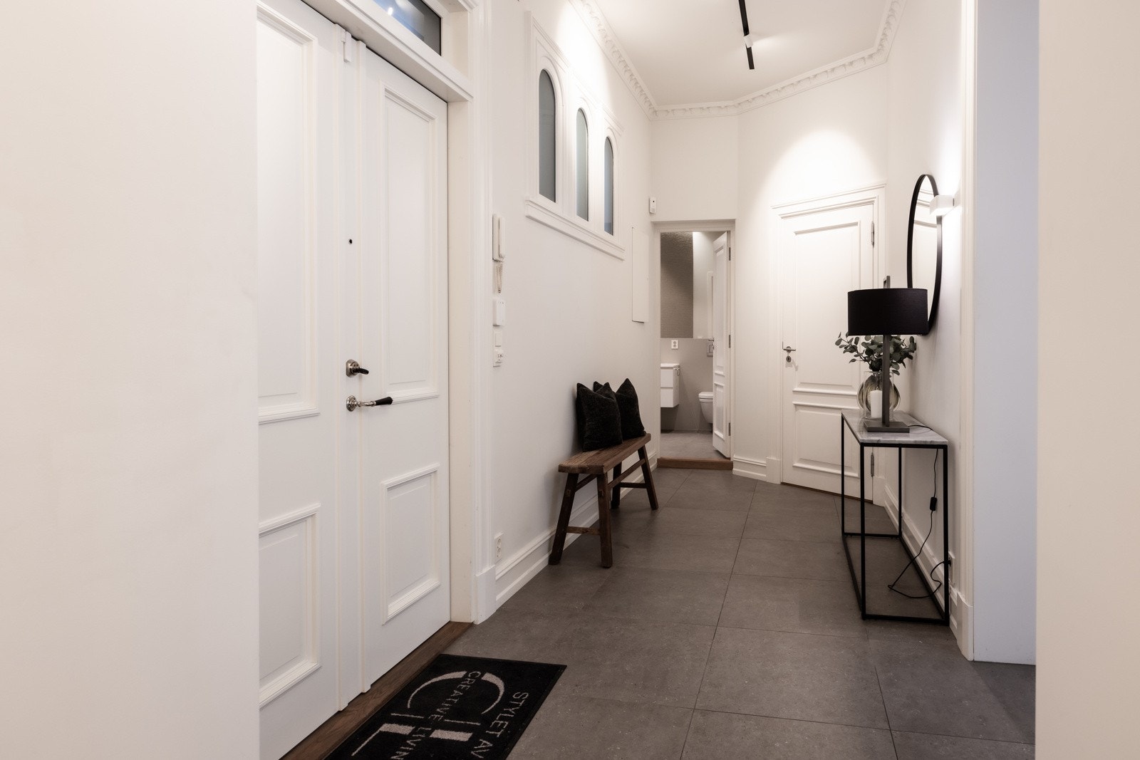 Fra entré kommer du til leilighetens hovedsoverom med eget bad. Galleribilde