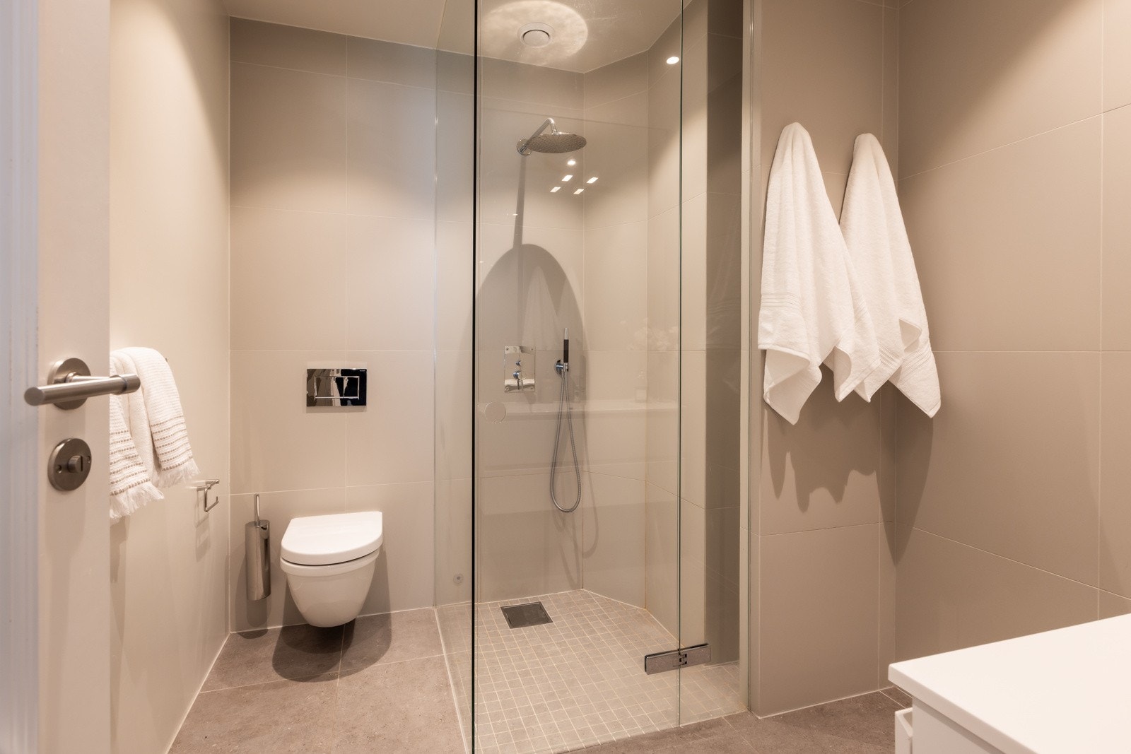 Fra soverommet har man tilgang på eget bad fra 2017. Galleribilde