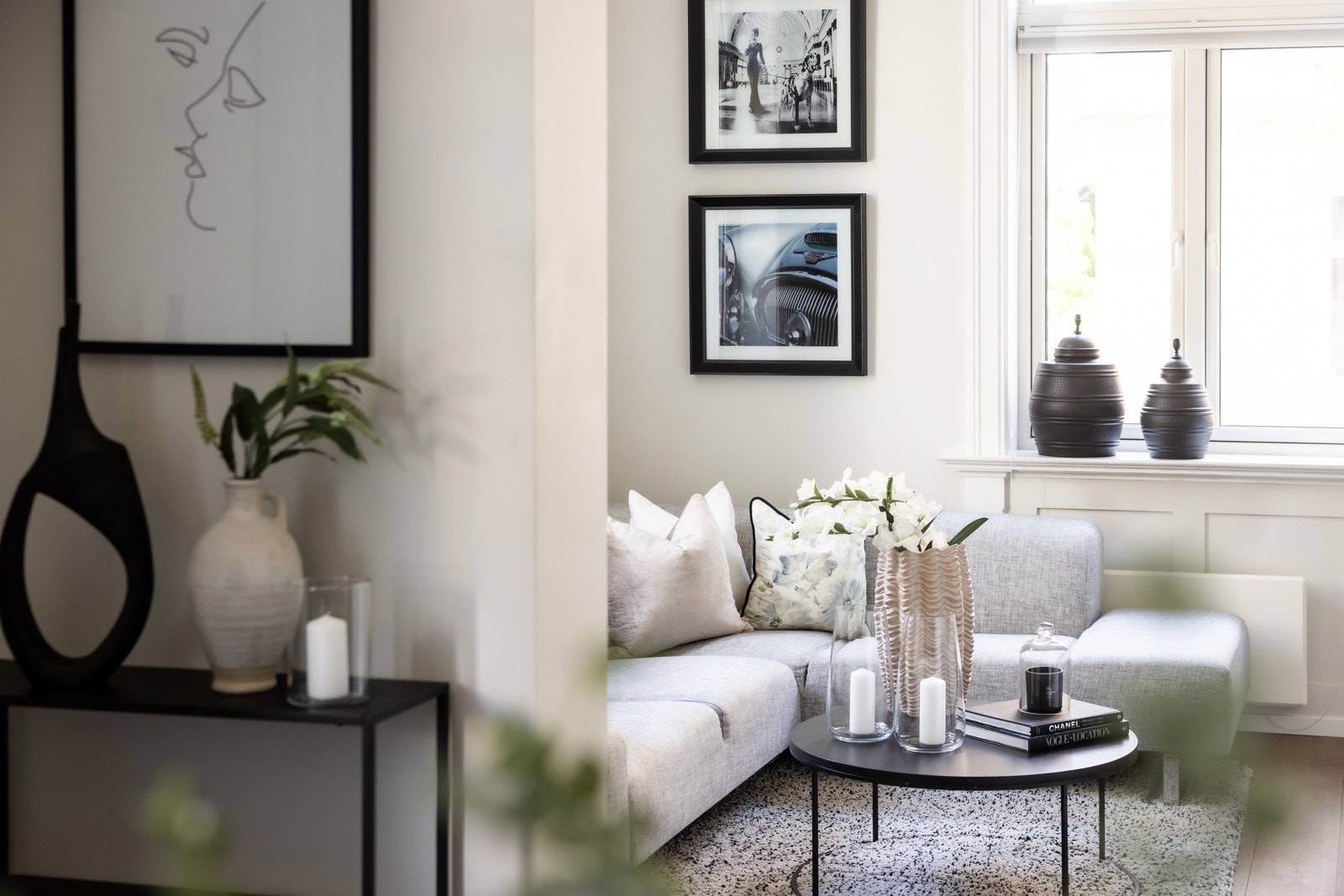 Inn fra kjøkkenet finner du stuen i første etasje. Galleribilde