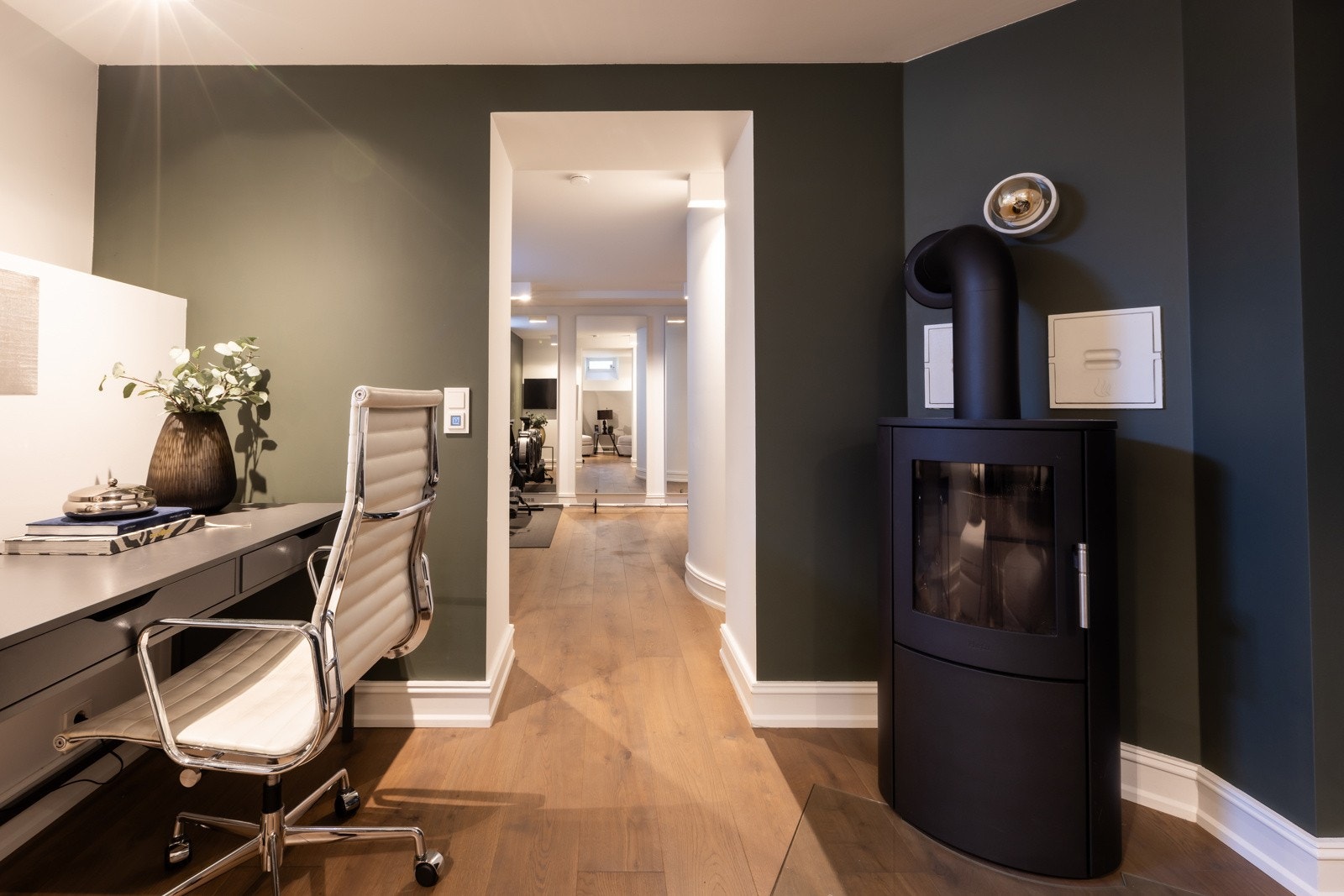 Videre inn kommer vi til en hyggelig tv-stue med ny peisovn fra 2021. Galleribilde