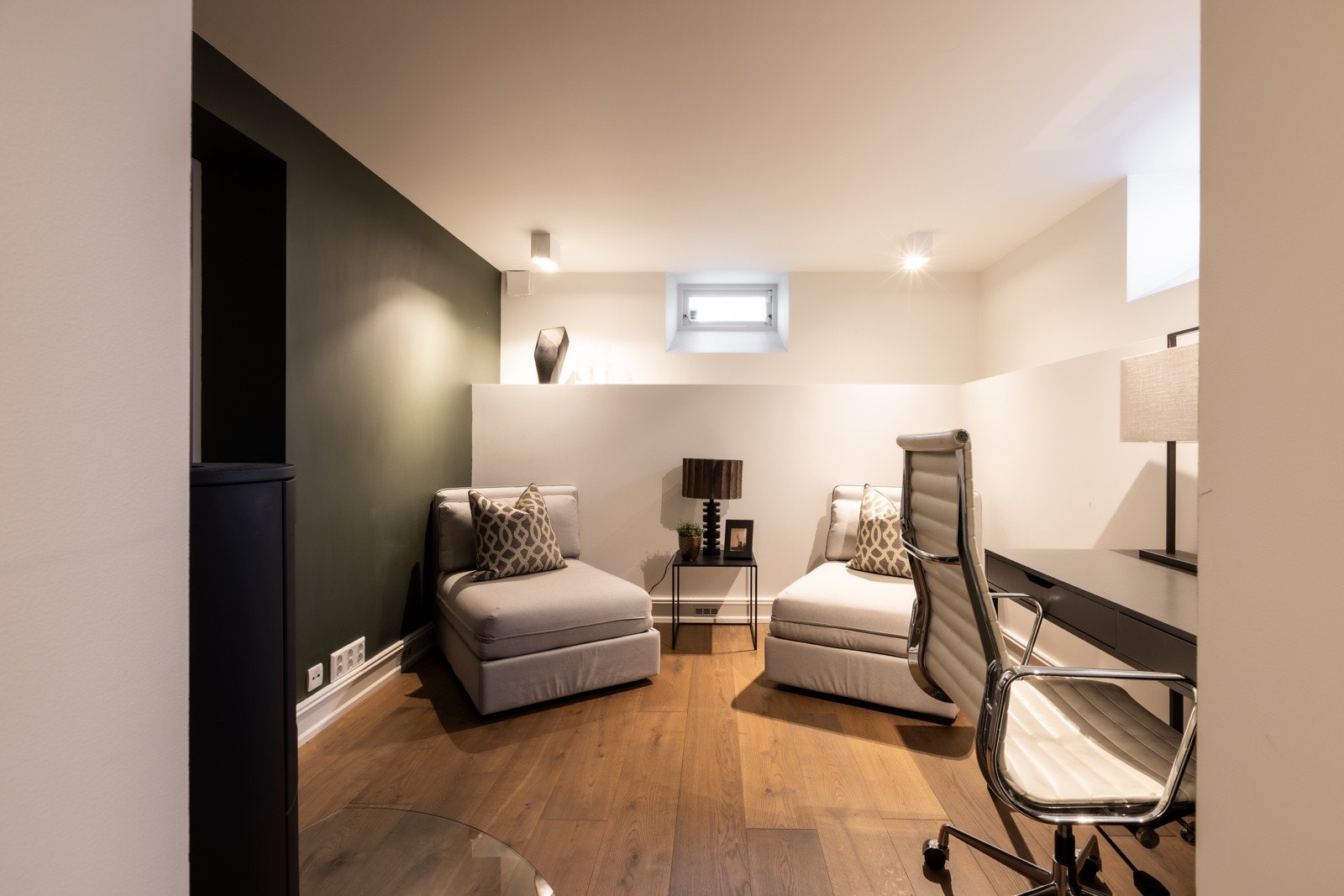 Inn til venstre forbi peisen er det innvendig bod til oppevaring. Galleribilde