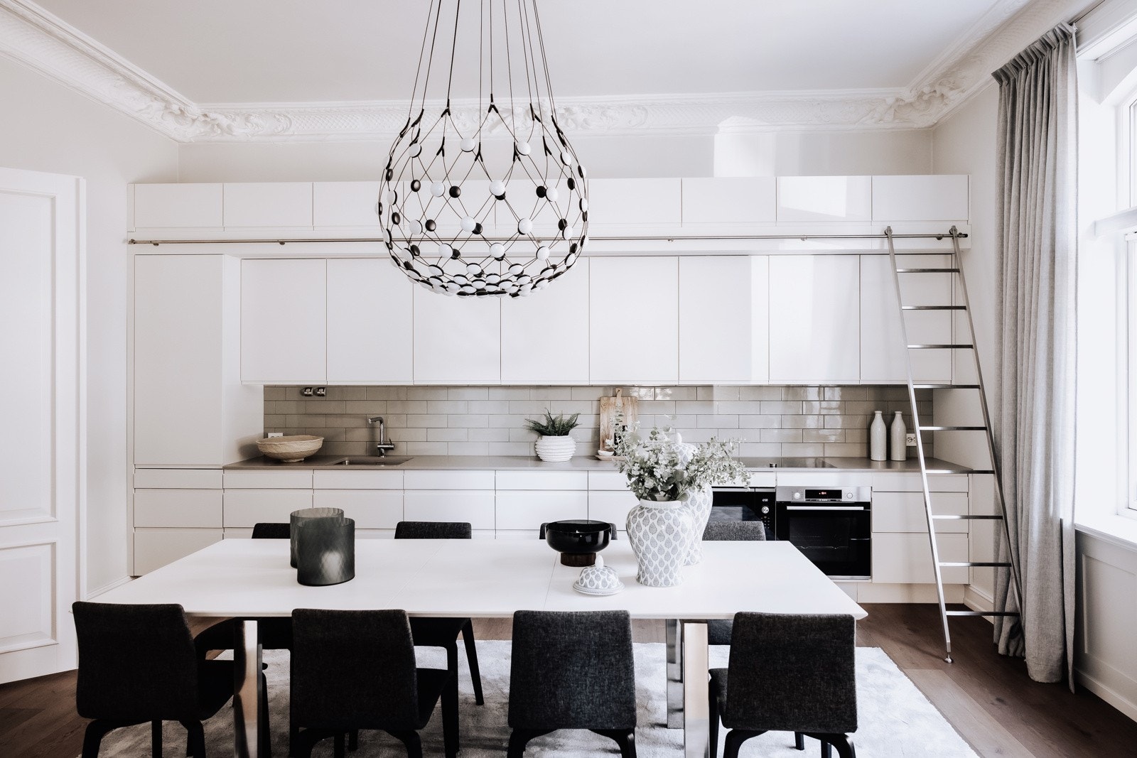 Kjøkkenet er hjertet i leiligheten og har god plass til stort spisebord for sosiale sammenkomster. Galleribilde