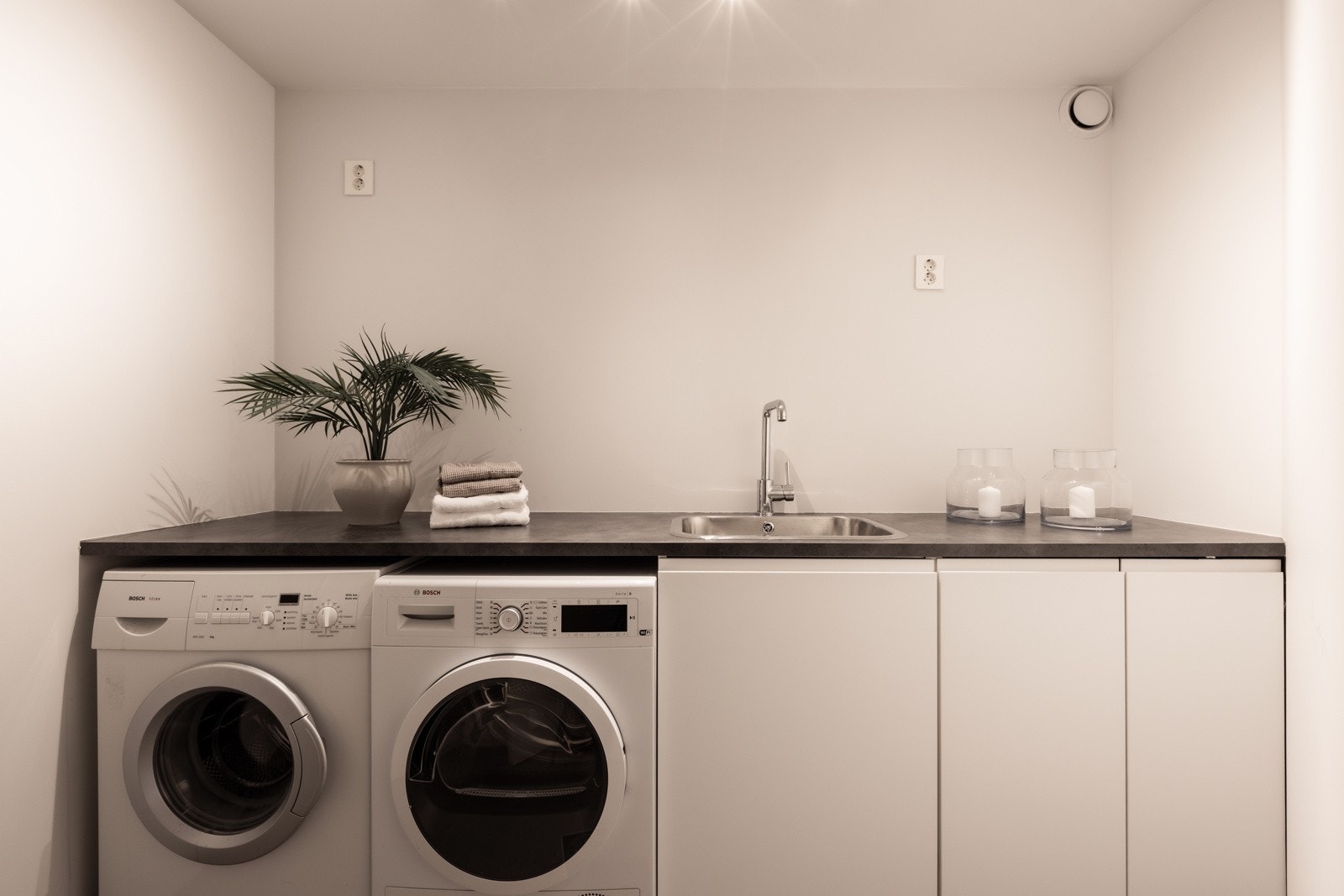 Praktisk og relativt stort rom med opplegg for vaskemaskin, oppvaskmaskin, oppbevaring mv. Galleribilde