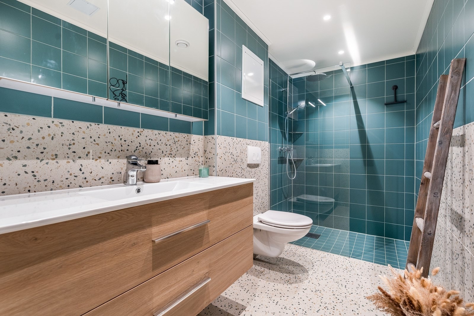 Leiligheten har nytt, flott bad som er renovert av borettslaget inneværende år. Badet som er helfliset med varmekabler i gulvet er påkostet kr. 35 000 utover standard løsning. Her er det innredning med dype skuffer og heldekkende servant. Galleribilde