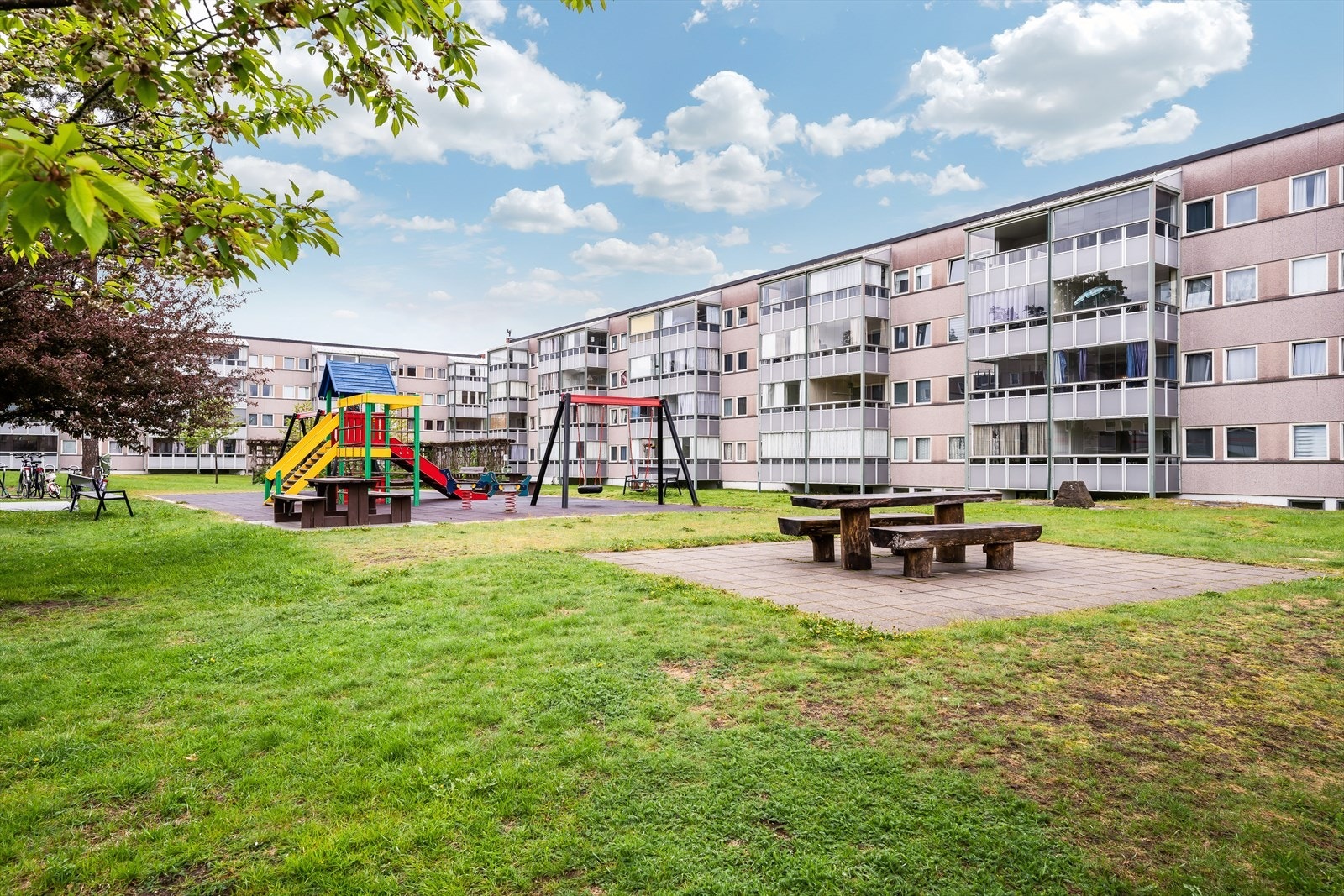 Tomten er pent opparbeidet med store, fine grøntarealer og diverse beplantning, samt asfalterte internveier og parkeringsarealer. Galleribilde