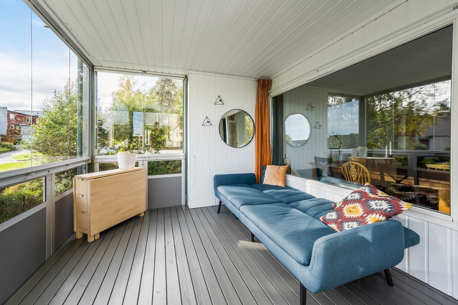 Den innglassede balkongen gir ytterligere oppholdssone til leiligheten, hvor flere vinduer kan åpnes etter behov og ønsker. Balkongen er på ca. 10 m2, som gir fine møbleringsmuligheter. Galleribilde