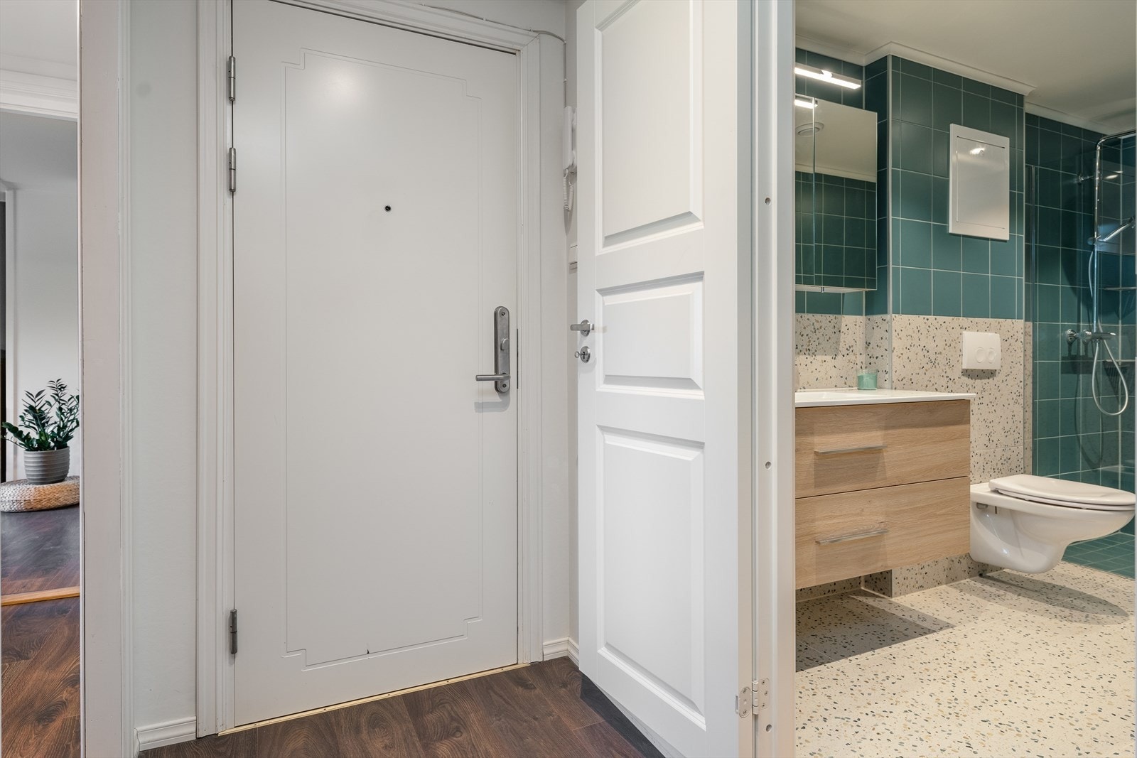 Det er felles trappegang fra hovedinngangen opp til leilighetene i oppgangen, hvor det er callinganlegg ved hoveddør. En hyggelig entré ønsker deg velkommen inn, hvor det er laminat på gulvet som går videre inn i leiligheten og gir en fin helhet. Galleribilde