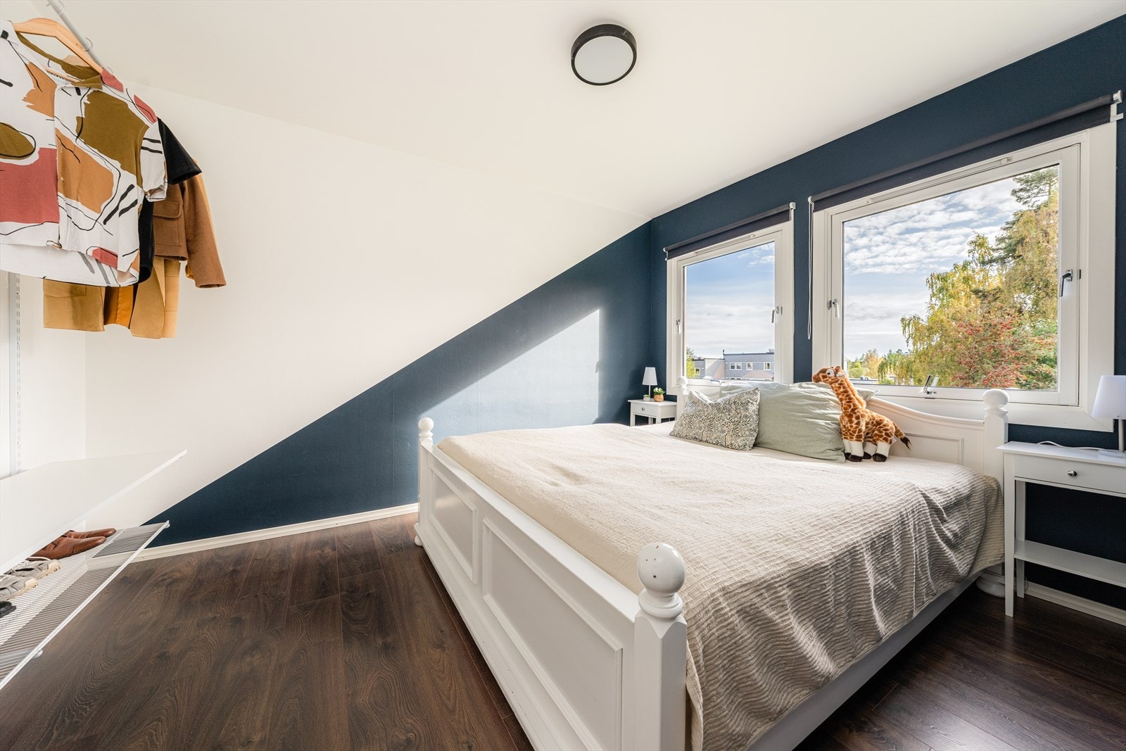 Leiligheten har tre gode soverom, hvor hovedsoverommet ligger inntil stuen. Galleribilde