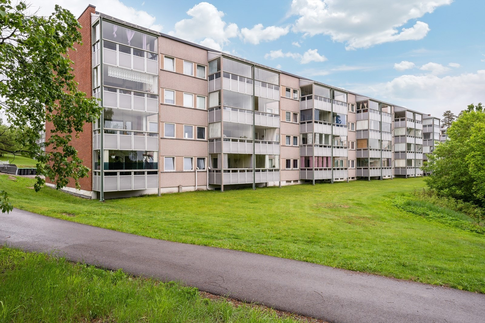 Her bor du i et rolig og barnevennlig bomiljø med lite trafikk på internveiene og godt med rekreasjonsmuligheter for store og små i nærmiljøet. Galleribilde