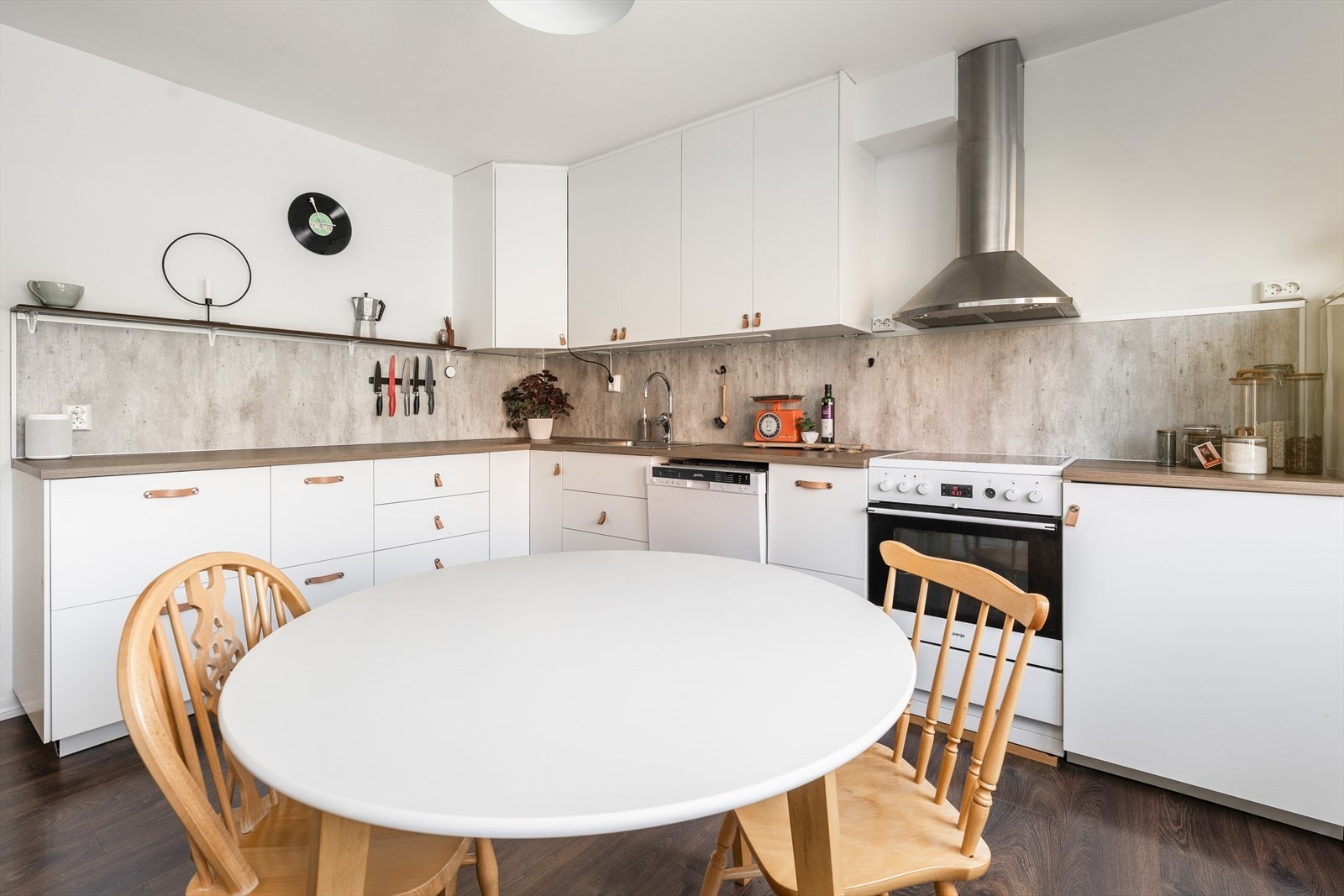 Kjøkkenet har avsatt plass til frittstående hvitevarer som oppvaskmaskin, komfyr og kjøl/fryseskap, og over kokesonen er det vegghengt ventilator med avtrekk ut. Galleribilde