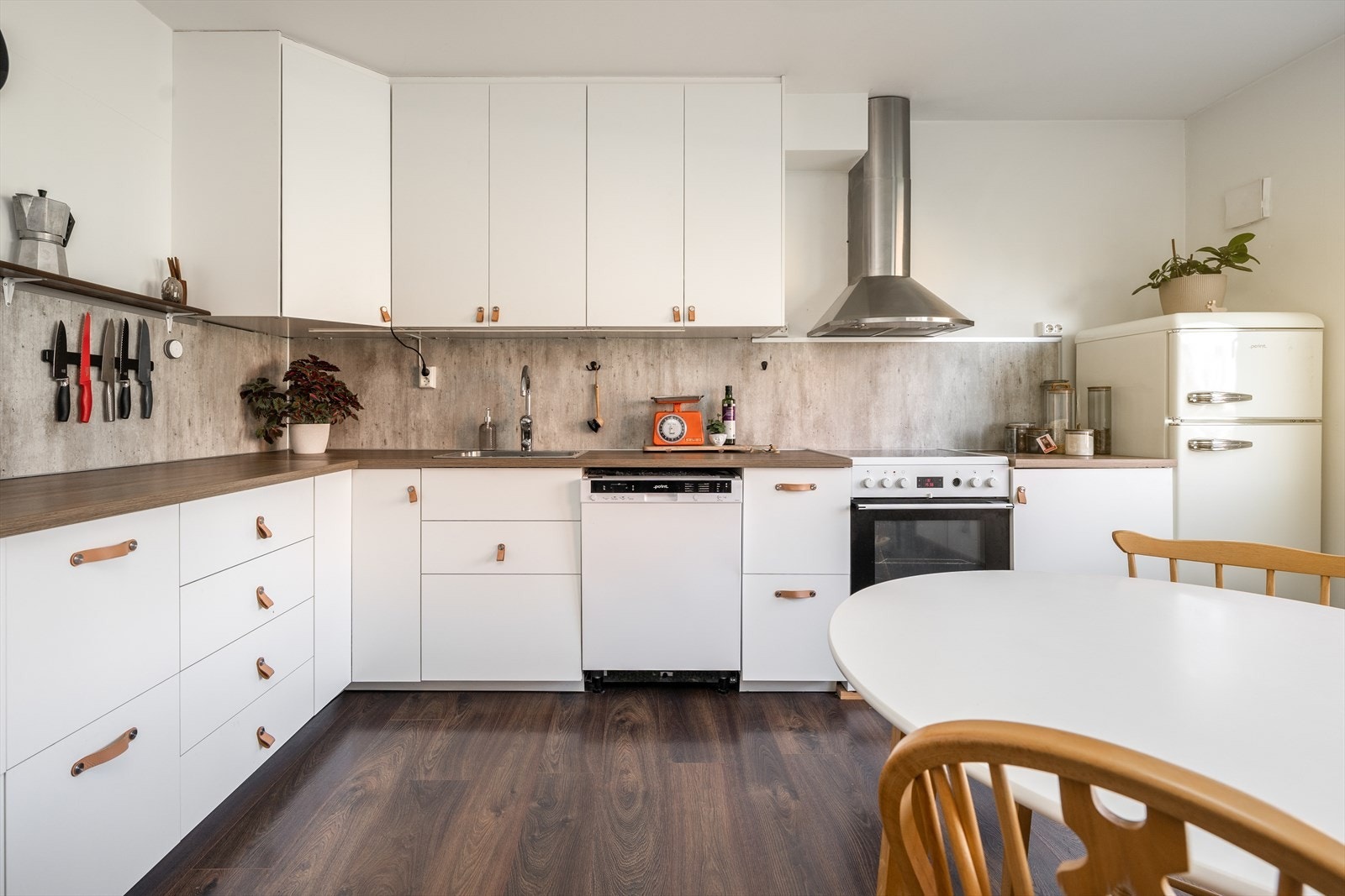 Det er godt med oppbevaringsplass i innredning med takhøye overskap, og det er gode arbeidsflater på laminerte benkeplater. Over benkene er det plater, belysning og el-stikk. Galleribilde