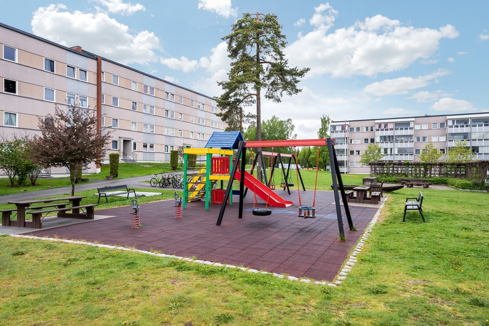 Den fremstår som godt vedlikeholdt og mellom blokkbebyggelsen er det opparbeidet et hyggelig tun, med stor gressplen og pent opparbeidede uteplasser, samt lekeplass med diverse lekeapparater. Galleribilde