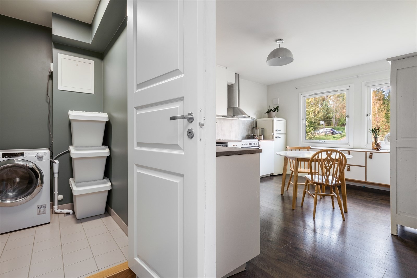 Leiligheten har eget, praktisk vaskerom, også dette renovert av borettslaget inneværende år. Vaskerommet har fliser på gulv med varmekabler og vegger med overflater av malte plater. Opplegg og plass til vaskemaskin. Galleribilde