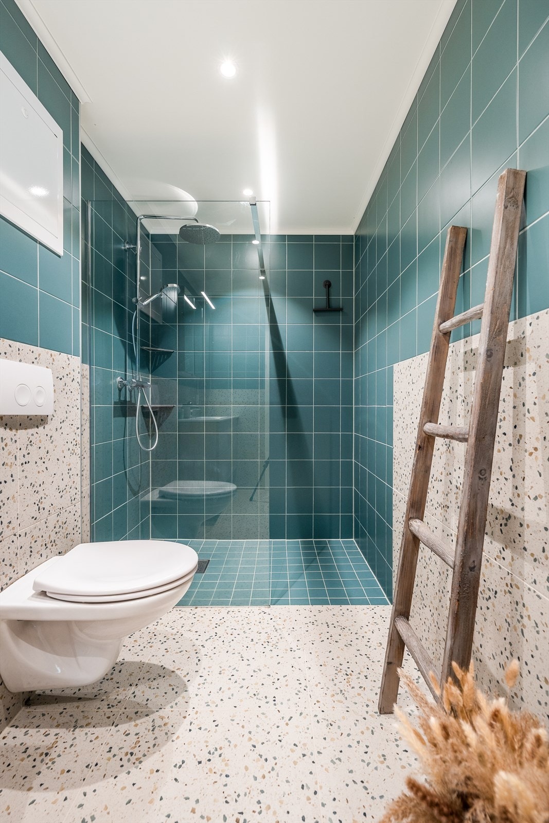 Badet har også stor dusjnisje med dører i herdet glass og vegghengt toalett. Down-light belysning i tak. Galleribilde