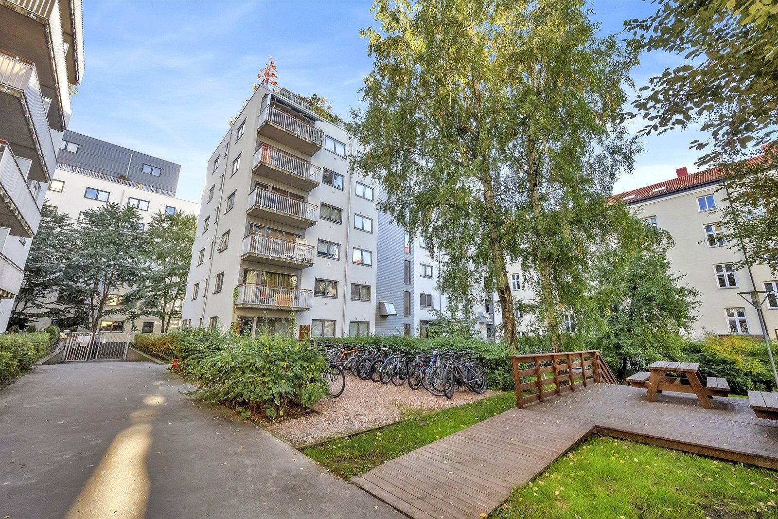 Det er flere sittegrupper for beboerne og sykkelparkering. Galleribilde