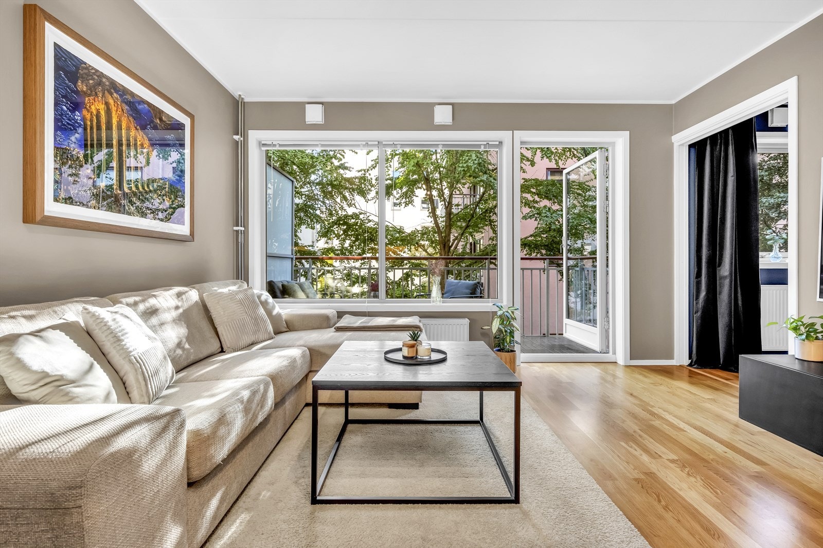 Det er godt innslipp av naturlig lys via store vindusflater og balkongdør. Galleribilde