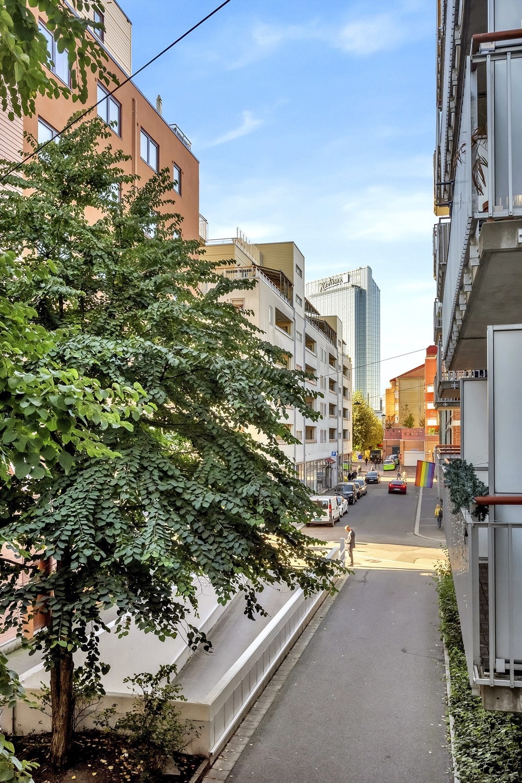 Selger opplyser at det er sol på balkongen fra ca. 0930-1500 og 1730-1900 om sommeren. Galleribilde