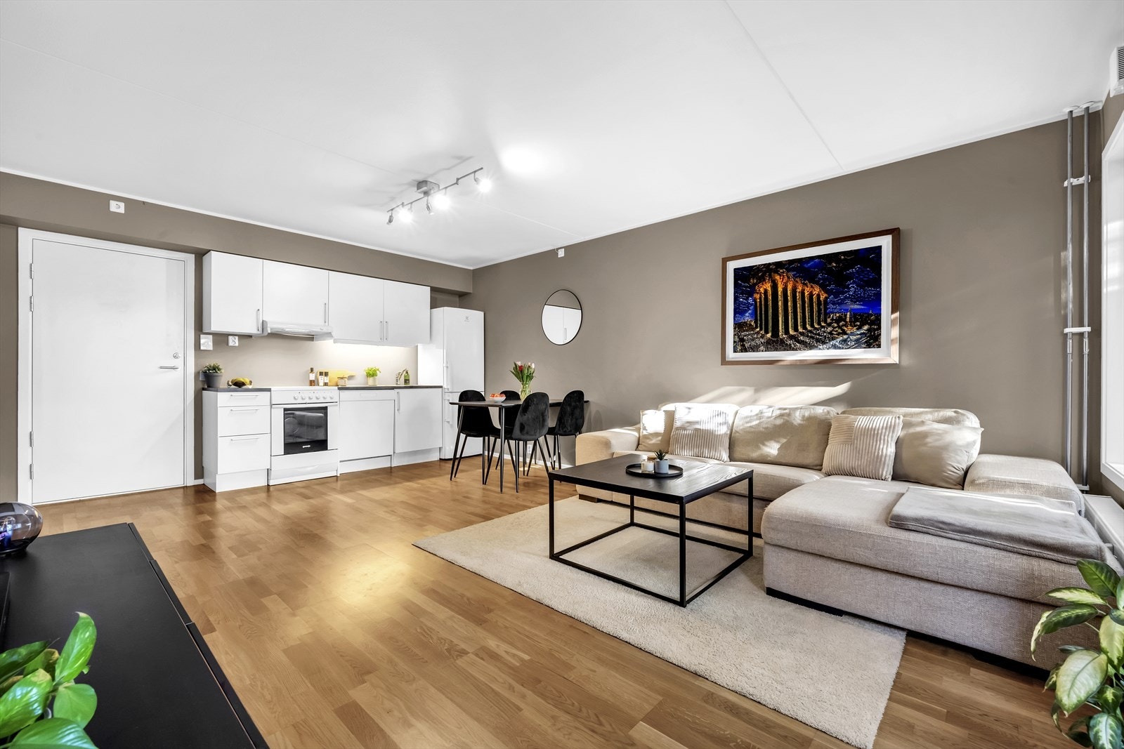 Leiligheten ligger i et moderne bygg fra 2007, og oppleves velholdt. Galleribilde