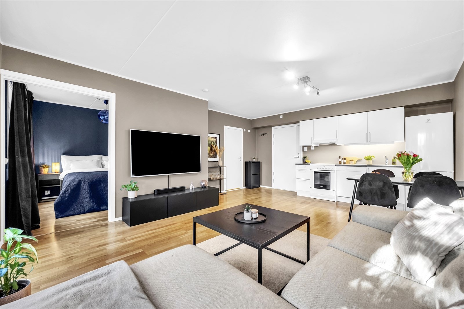 Ved inngangsdøren er det plass til knagger og skohylle for oppbevaring av yttertøy. Galleribilde