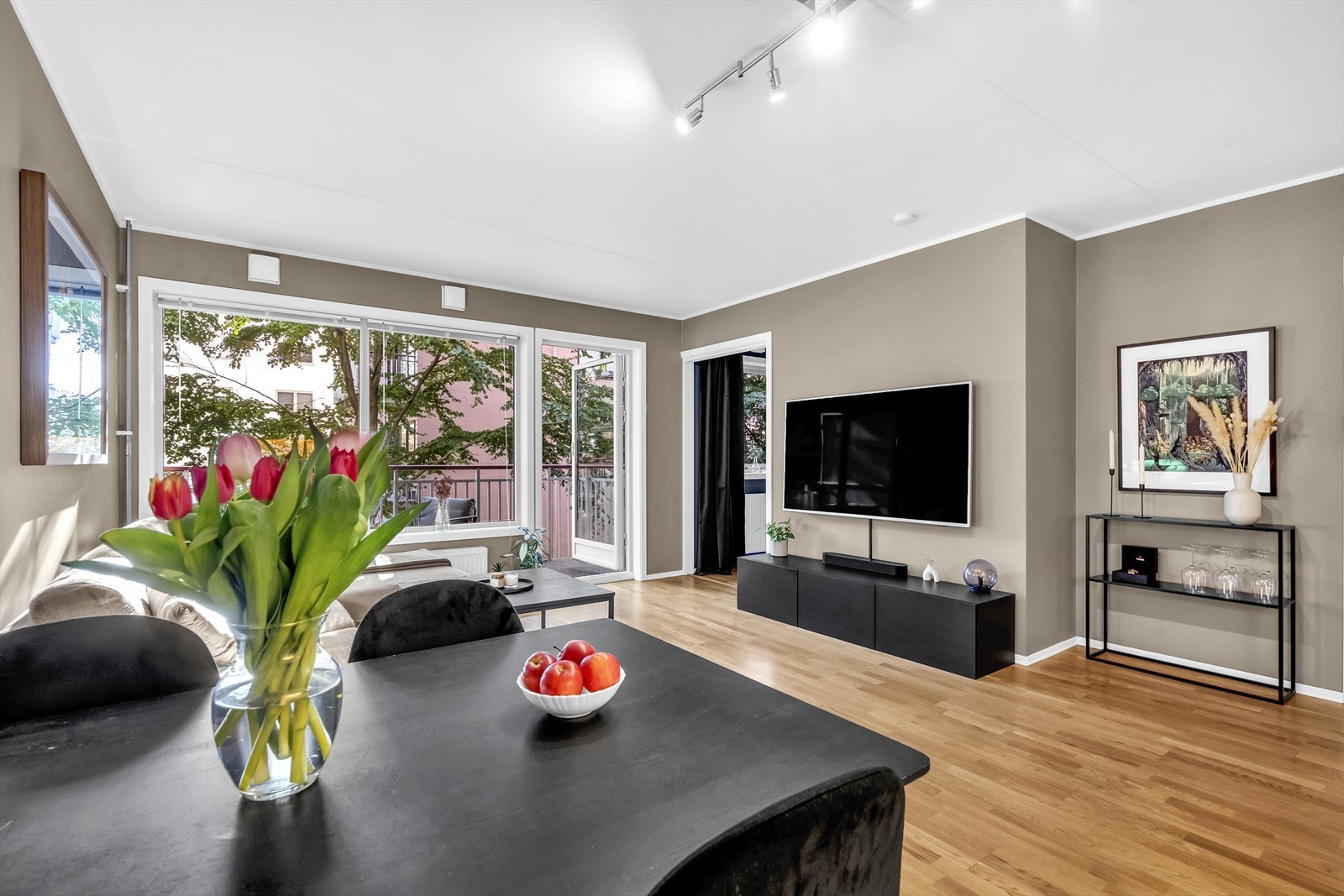 Ved kjøkkenet er det god plass til spisebord. Galleribilde