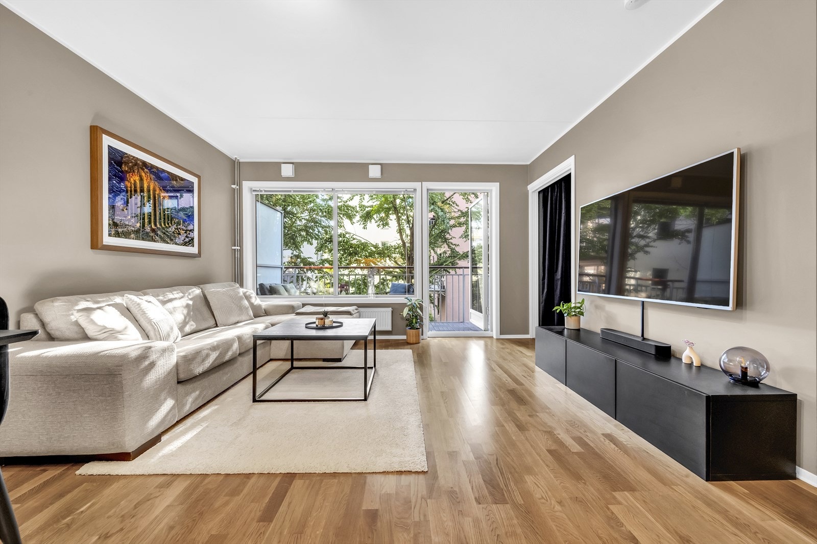 I stuen er det god plass til sofagruppe, sofabord og tv-benk. Galleribilde