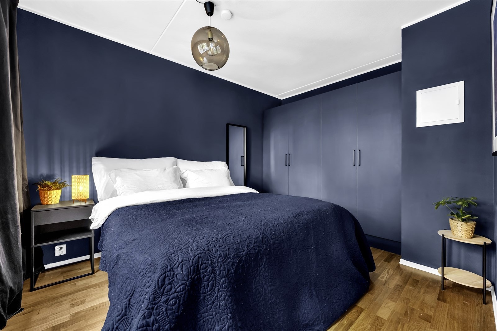 Det er god plass til dobbeltseng, nattbord og garderobeskap. Galleribilde