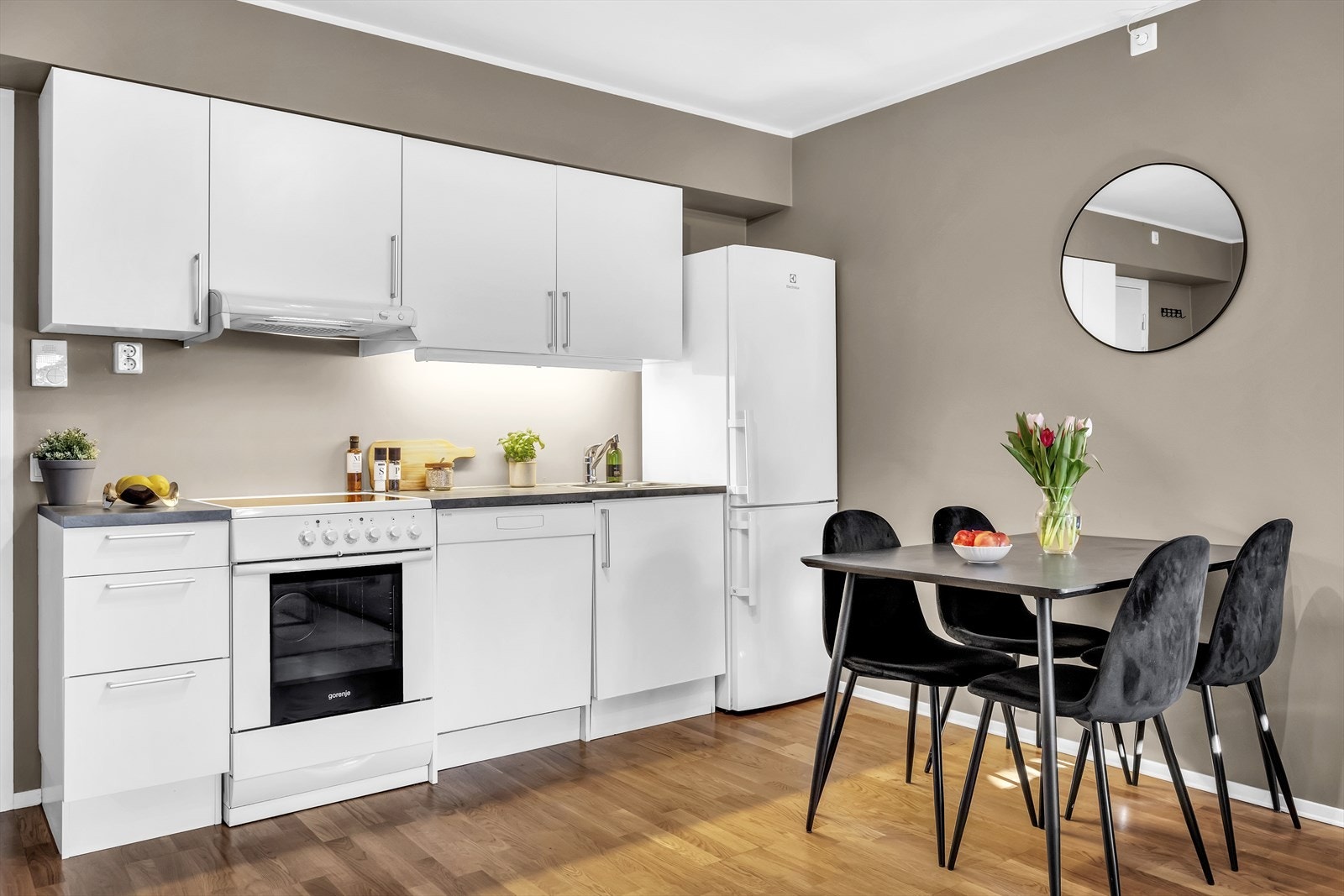 Tidløst, pent kjøkken fra byggeår. Galleribilde