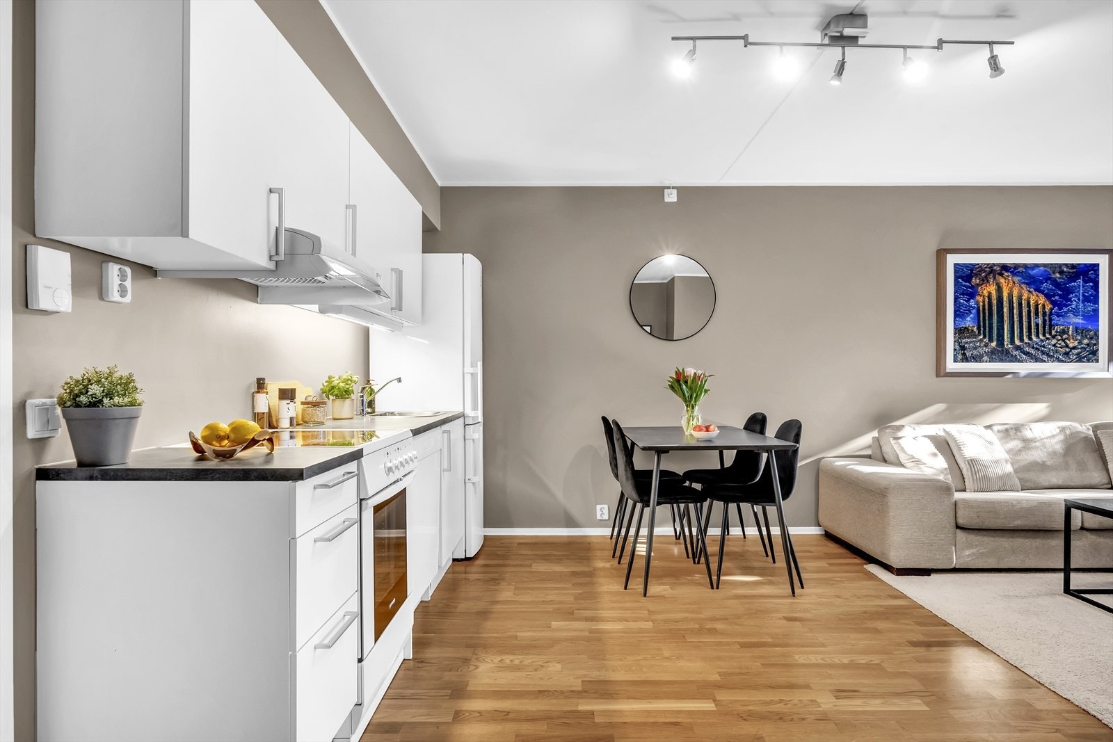 Det er avsatt plass til frittstående hvitevarer med kjøleskap, komfyr og oppvaskmaskin. Avtrekk via mekanisk avtrekksanlegg i boenheten. Galleribilde