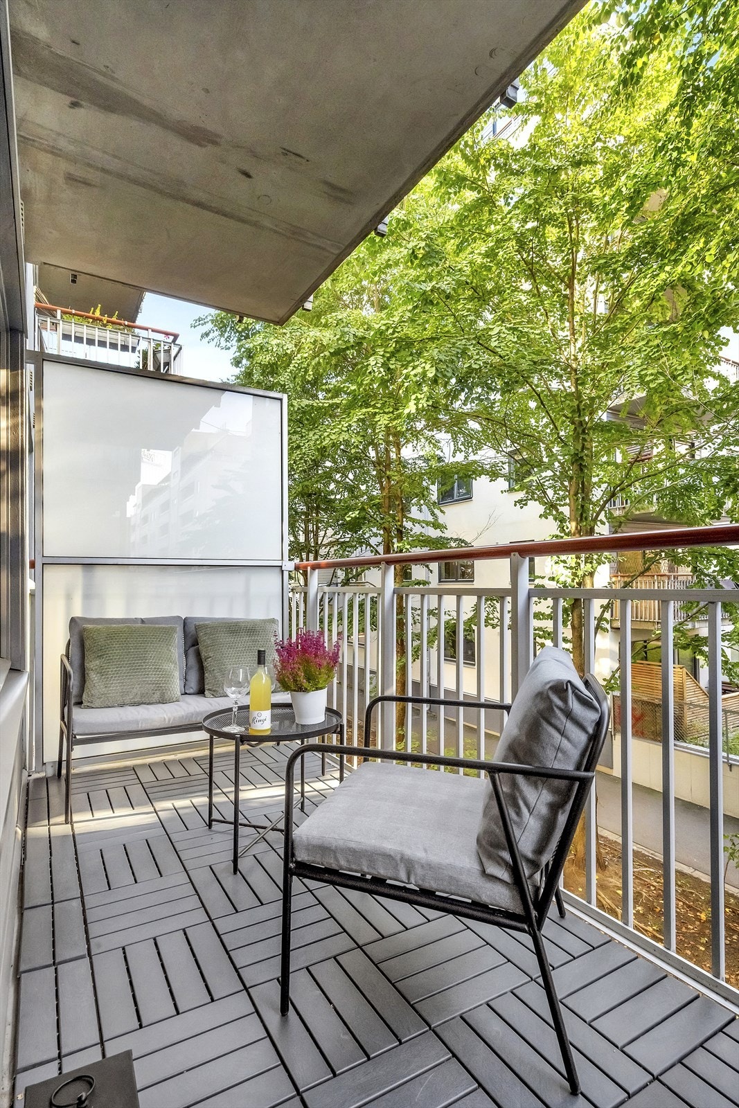 Det er god plass til utemøblement og beplantning. Galleribilde