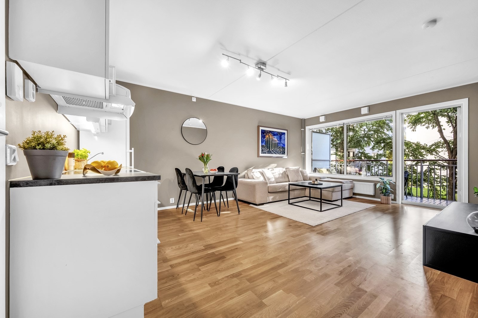 I leiligheten er hver kvadratmeter godt utnyttet med store rom og fin arealfordeling. Galleribilde