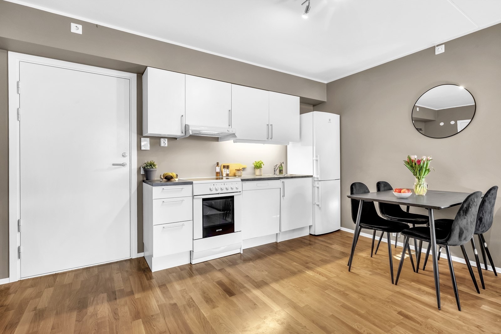 Innredning med hvite, glatte fronter og benkeplate i laminat med nedfelt vask. Galleribilde