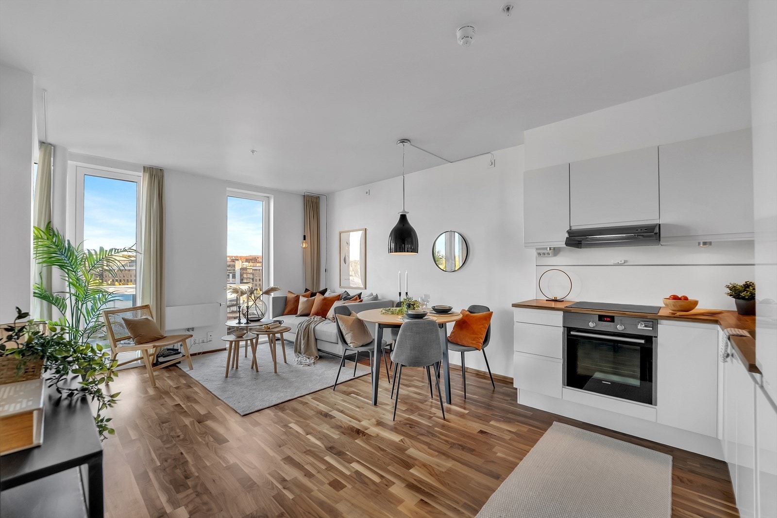 En lys og tiltalende leilighet på populære Tjuvholmen. Leiligheten ligger svært usjenert til i 7.etasje med nydelig utsikt. Galleribilde